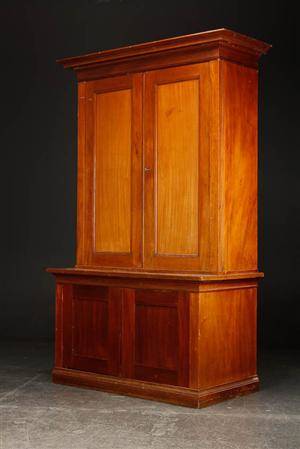Todelt skab af mahogni, 1900-tallets første halvdel