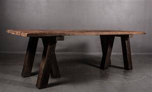 Långbordmatbord i fransk antik lantstil. Återbrukat gammal almträ  