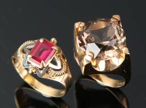 To ringe af guld 1418 kt med røgkvarts og syntetisk rubin 2 