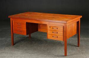 Skrivebord af teak, 1950erne, dansk møbelproducent