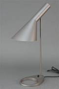 Arne Jacobsen for Louis Poulsen. AJ bordlampe grå