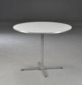 Arne Jacobsen, 1902-1971. Cirkulært spisebord med hvid laminat.