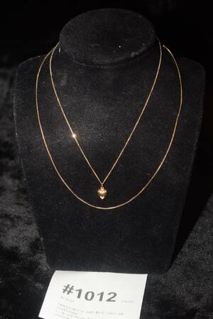 Halsband 2 st, guld 18 K, varav ett med hänge