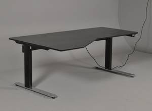 Hævesænke skrivebord, sortlaseret plade