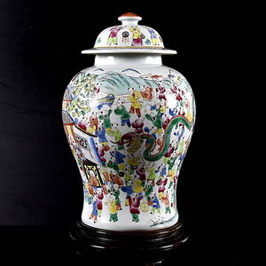 LOCKURNA, porslin, Kina,1900-talets första hälft. Höjd 43 cm.