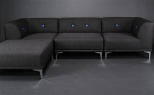 Morten Voss. THE SOFA TWENTYONE. Modulsofa med udskiftelige knapper. Antracit grå med Blue Pantone knapper  