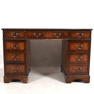 SKRIVBORD, med läderklädd skiva, engelsk stil, 1900-tal.