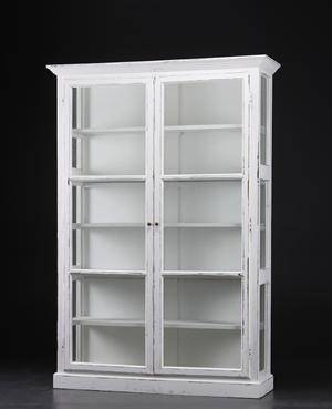 Vitrinskåp i vitt antikbemålat trä