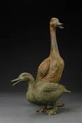 To figurer af patineret bronze i form af and og gås 2