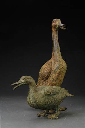 To figurer af patineret bronze i form af and og gås 2