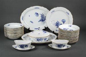 Kgl. Porcelæn. Blå Blomst, svejfet stel med fletkant 61
