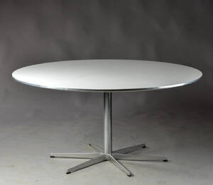  Arne Jacobsen. Cirkulært spisebord 