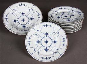 Royal Copenhagen Musselmalet riflet tallerkener af porcelæn, 1800-tallet. 82