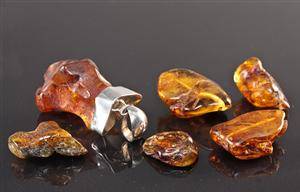 Samling ravstykker heraf en med sølvmontering 6