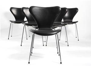 Arne Jacobsen. Sæt på seks stole syveren , model 3107, nybetrukket med sort anilin  læder 6