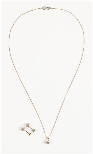 Brillantørestikkere og vedhæng af 14 kt guld, brillanter