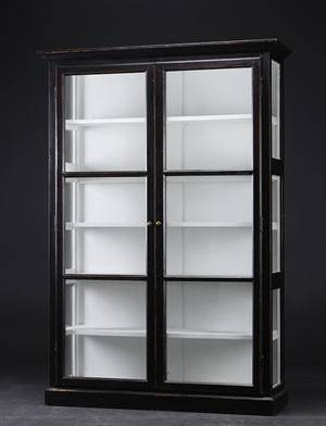 Vitrinskåp, svart antikbemålat trä