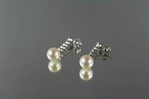 Örhängen i vitt guld 18 k med odlade pärlor och 6 st vita stenar