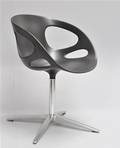 Hiromichi Konno. Armstol fra Fritz Hansen, model RIN HK10 