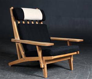 Hans J. Wegner.Lænestol model GE375.