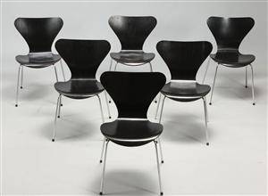 Arne Jacobsen. Sæt på seks stole, model 3107, Syveren 6 