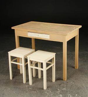 Køkkenbord med to taburetter 3