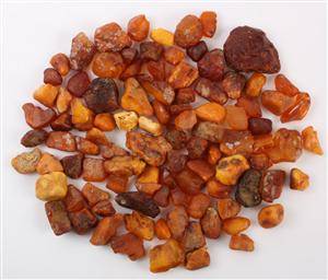 Dansk rav. Samling upolerede ravstykker. Vægt 584 gram. 