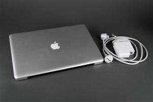 Apple MacBook Pro. 15,4 tommer. 8 GB RAM. Intel Core i7