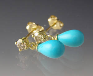 Par turkis og brillant ørestikker.