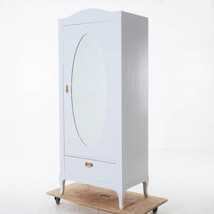 Klädsakåp bemålat 