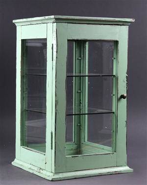 Lille vitrineskab af antikbemalet træ