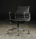 Charles Eames. Kontorstol model EA 117, sort læder