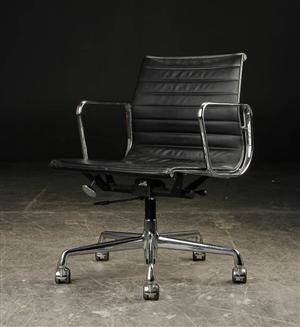 Charles Eames. Kontorstol model EA 117, sort læder