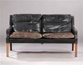 Dansk møbelproducent. To-pers. sofa, læder, palisander.