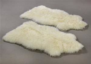 To Argentinske lammeskind. Farve Hvid. Super soft. 2
