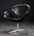 Arne Jacobsen. Svanen, lænestol betrukket med sort læder