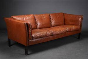 Dansk møbelproducent. Tre-pers. sofa betrukket med bøffelæder