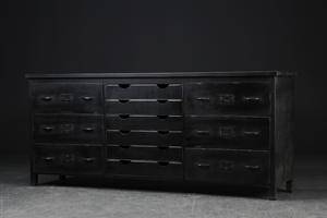 Skænk i sortbemalet metal. Rustikt look. Industrielt design.