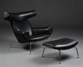 Hans J. Wegner. Lænestol model Ox-Chair, EJ 100 med skammel. Betrukket med sort læder 2 