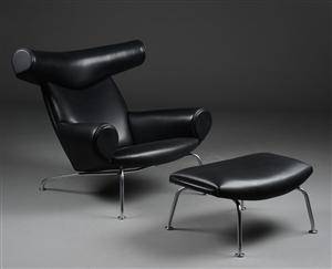 Hans J. Wegner. Lænestol model Ox-Chair, EJ 100 med skammel. Betrukket med sort læder 2 
