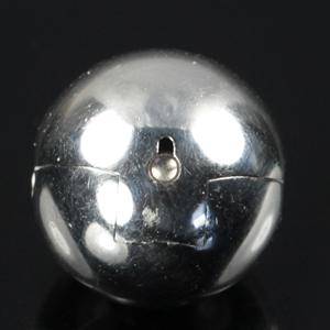 Ole Lynggaard. En kuglelås af hvidguld 18 kt. 14 mm.