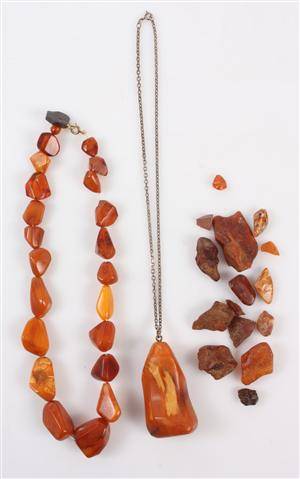 Dansk rav. Ravstykker, vedhæng samt halskæde. Vægt 106 gram. 