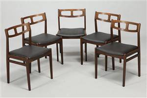 Dansk møbelproducent, 1960erne. Sæt på fem stole af lakeret egetræ. 5