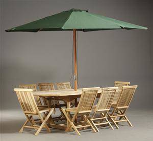 Havemøbelsæt i teak. 1 bord med udtræk, 8 klapstole og 1 parasol 10