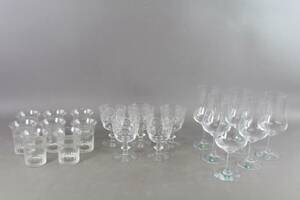 Vinprovarglas Orrefors 6 st, selterglas 8 st och glas på fot 5 st