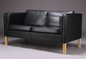 Mogens Hansen. To-pers. sofa, sort skind