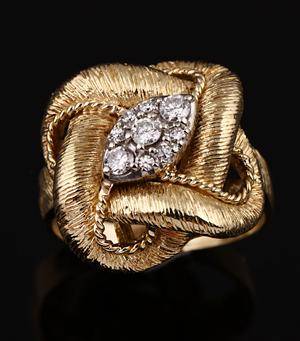 Brillantring i form af kærlighedsknude af 18 kt. guld. Ringstr. 591875