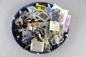 Diverse smycken och smyckeslås