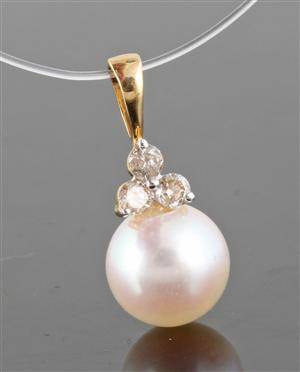 Akoya pearl and diamond pendant in 18kt approx. 0.15ct 