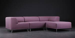 Nomad modulsofa betrukket med lavendelfarvet filtuldstof fra italienske Velvetex, forkromede ben